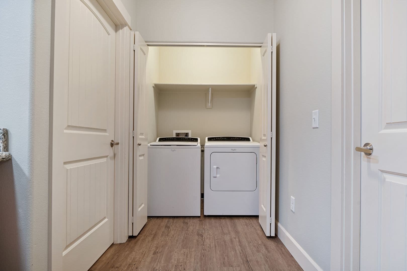 Gladstone Apartment: 18181 Webster Rd