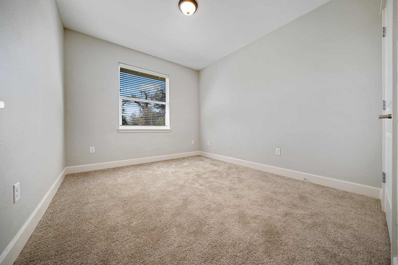 Gladstone Apartment: 18181 Webster Rd