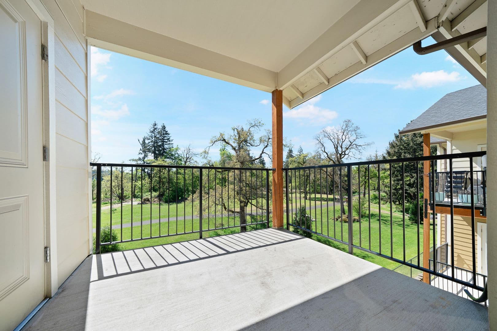 Gladstone Apartment: 18181 Webster Rd