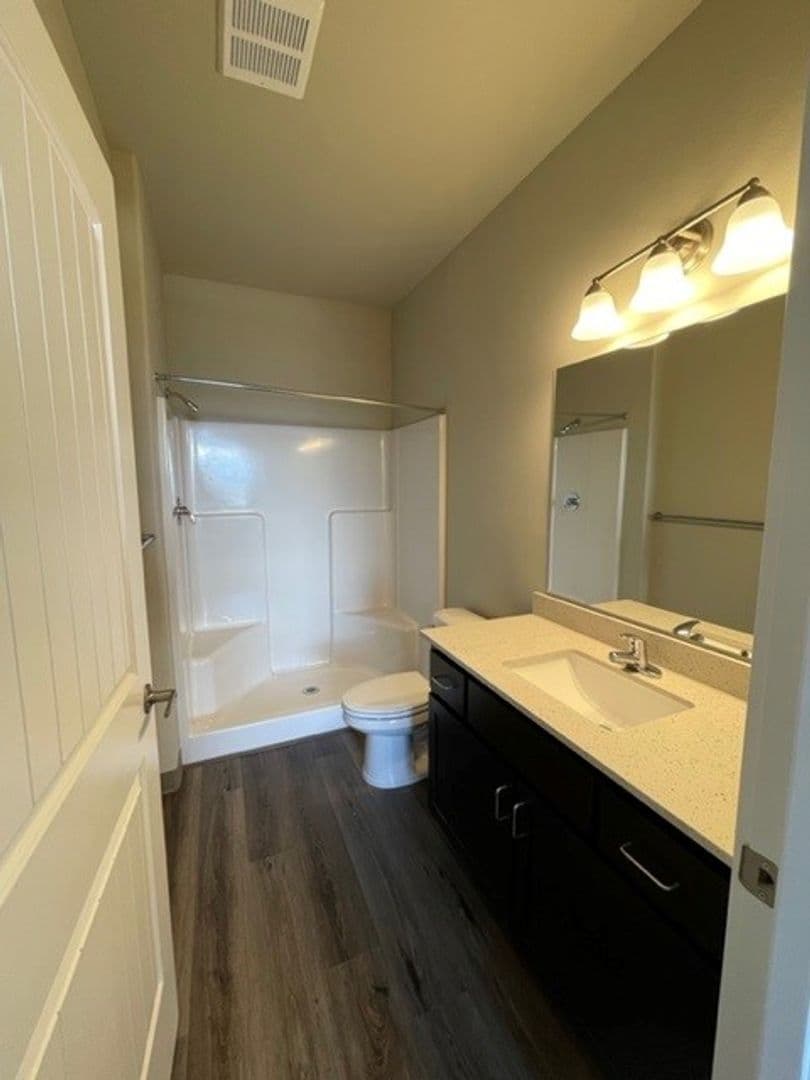 Madras Apartment: 1392 SE Yarrow Ave