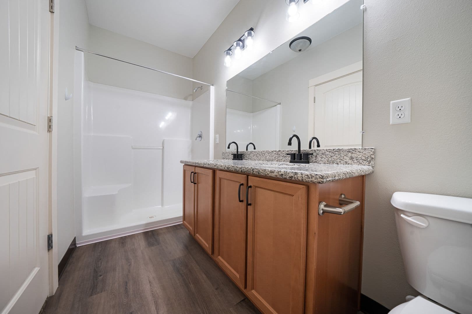 Gladstone Apartment: 18181 Webster Rd