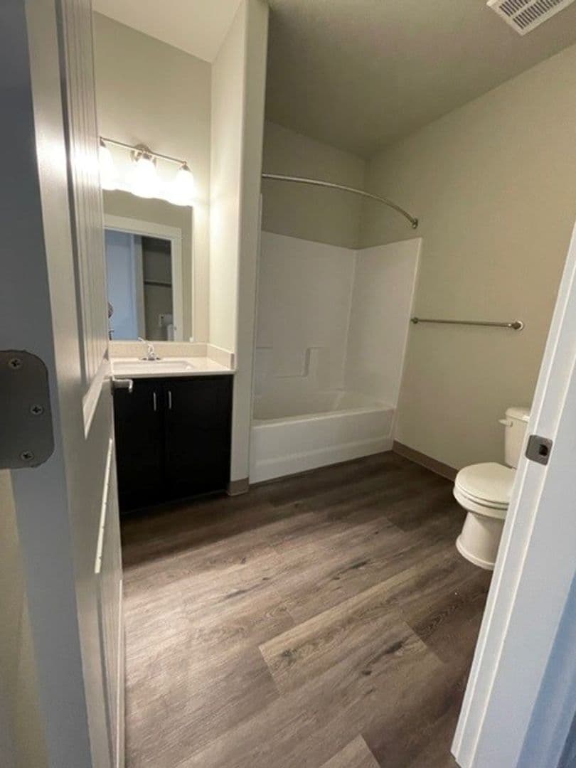 Madras Apartment: 1392 SE Yarrow Ave