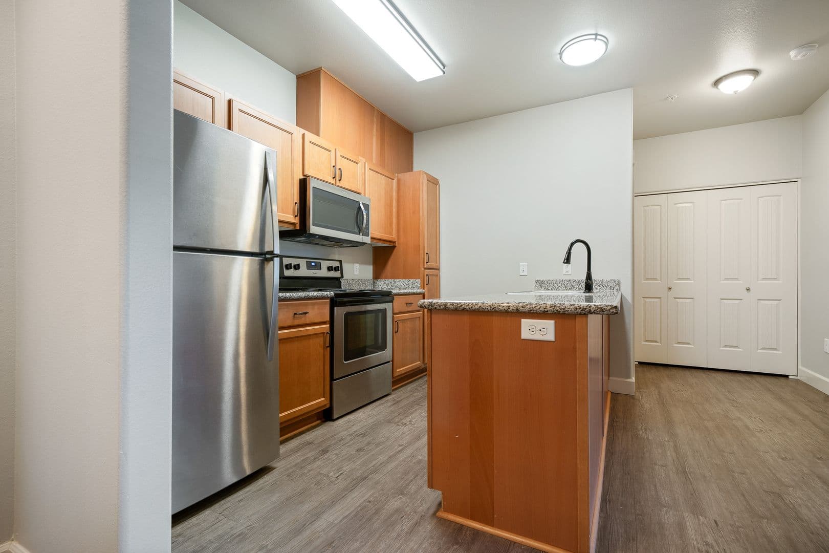 Gladstone Apartment: 18181 Webster Rd