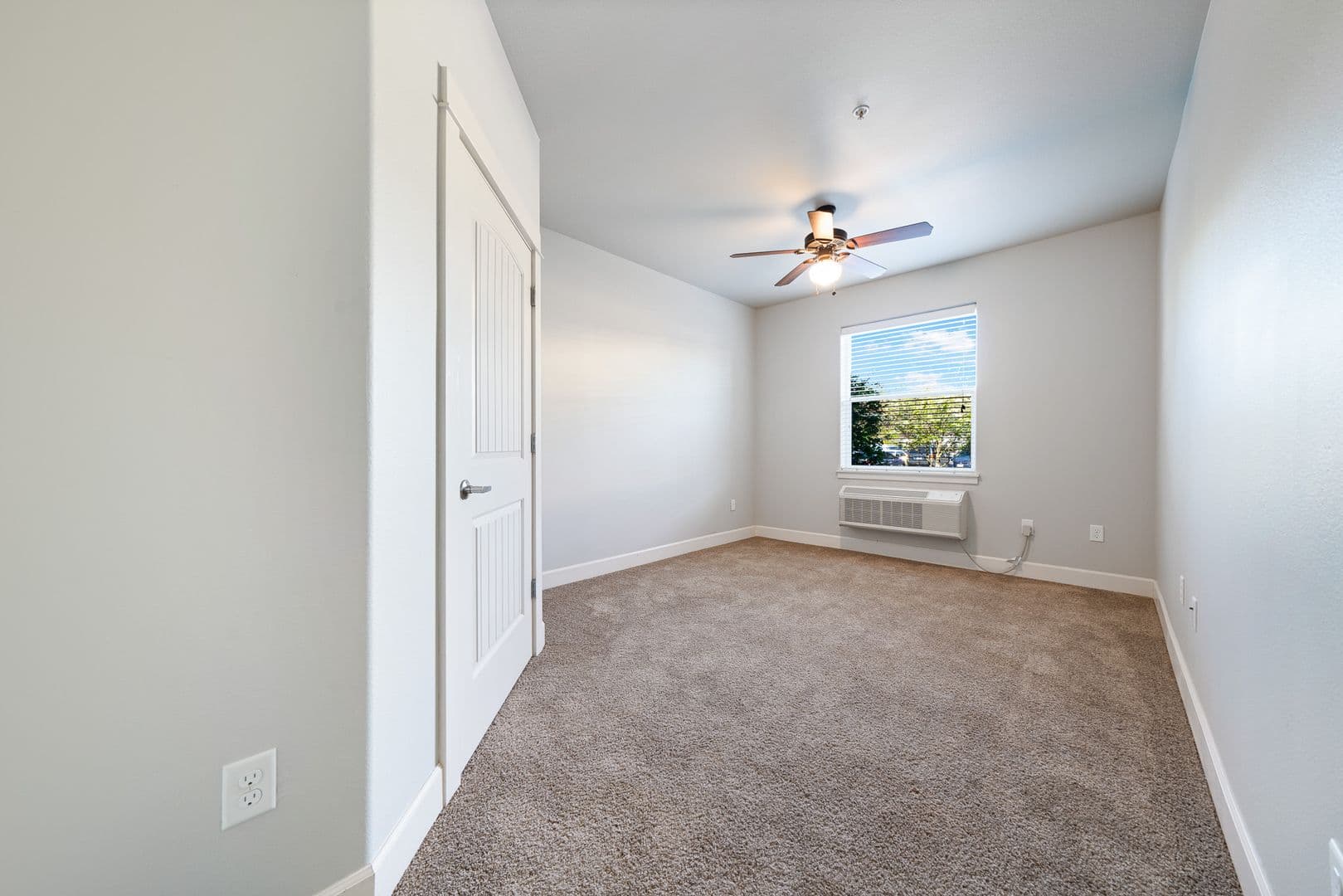 Gladstone Apartment: 18181 Webster Rd