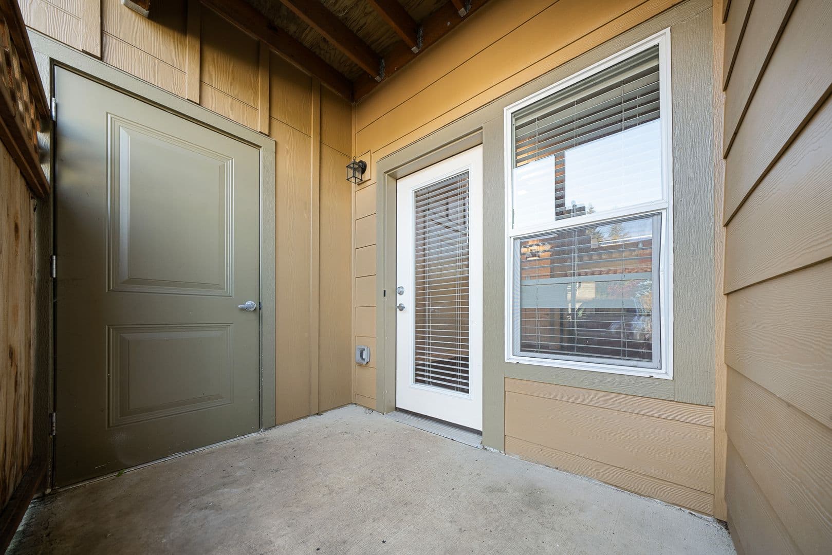 Gladstone Apartment: 18181 Webster Rd