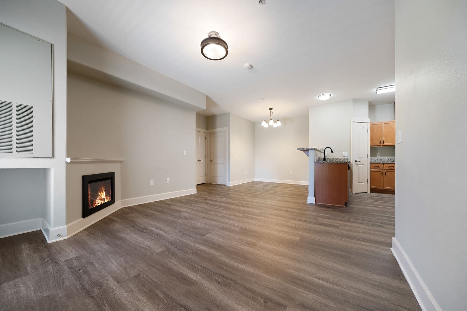 Gladstone Apartment: 18181 Webster Rd