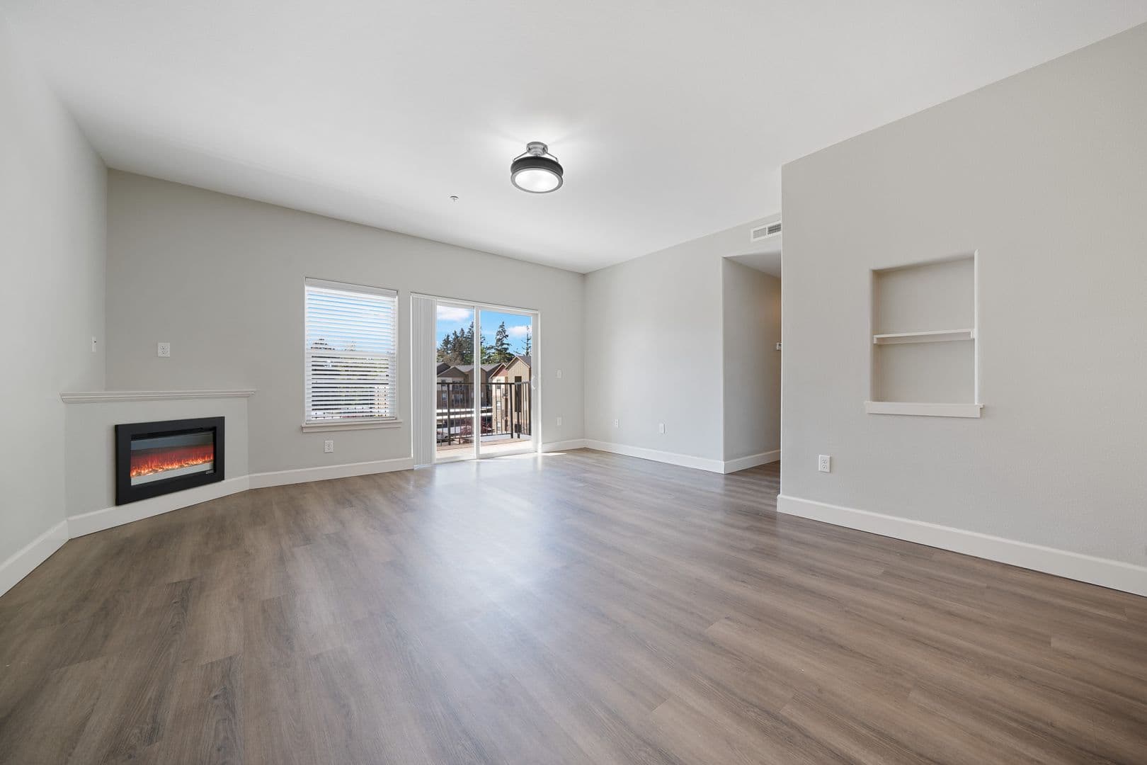 Gladstone Apartment: 18181 Webster Rd