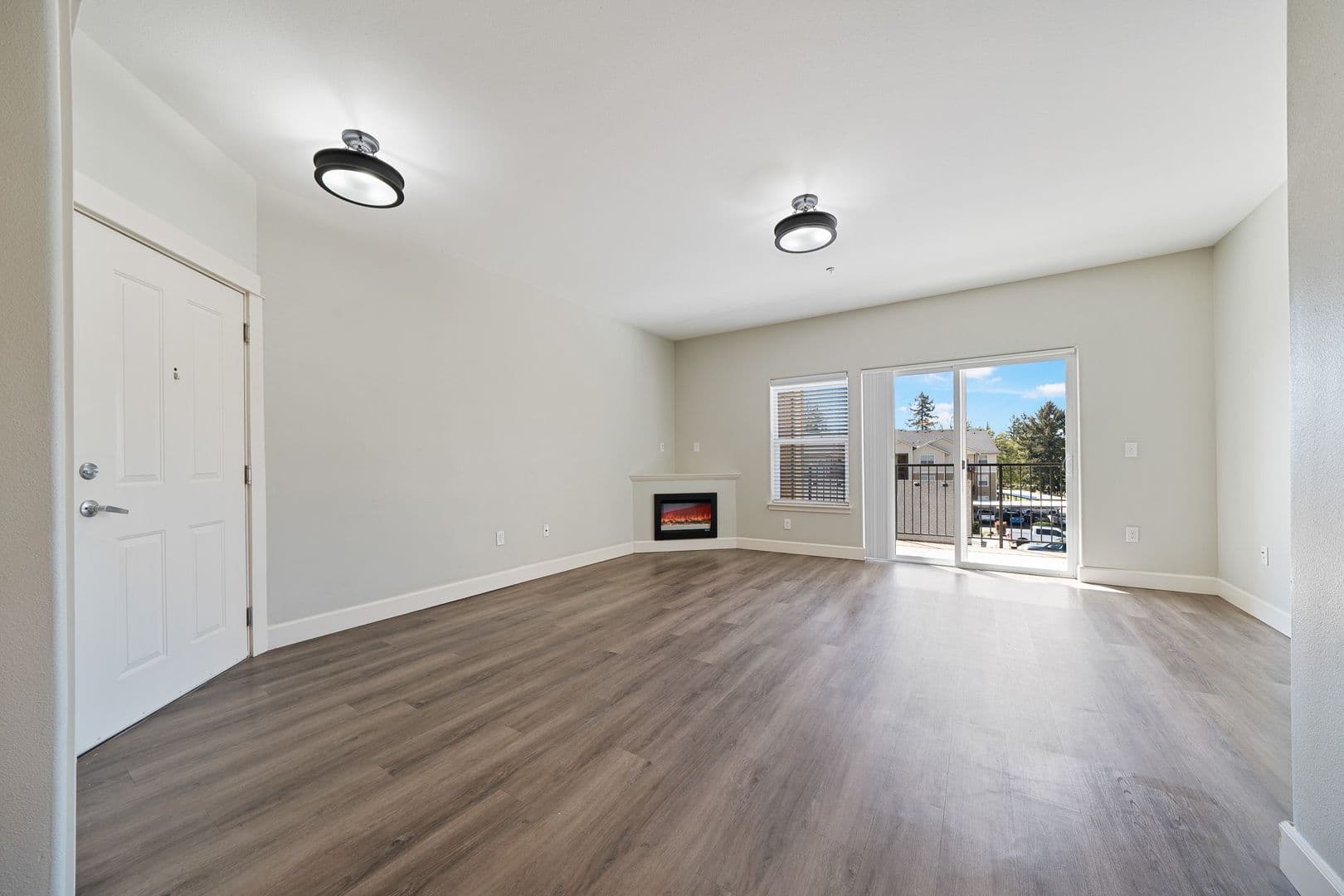 Gladstone Apartment: 18181 Webster Rd