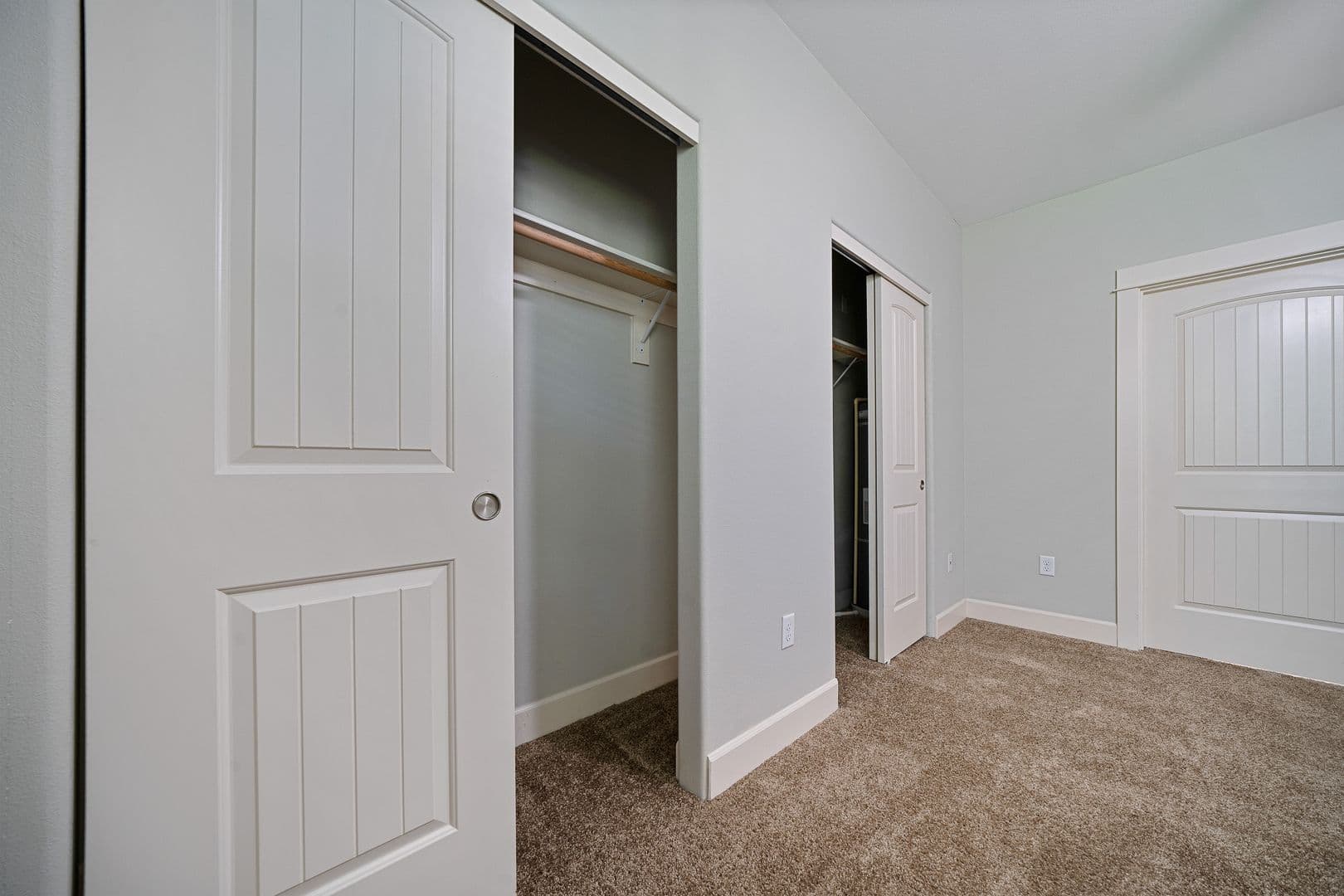 Gladstone Apartment: 18181 Webster Rd