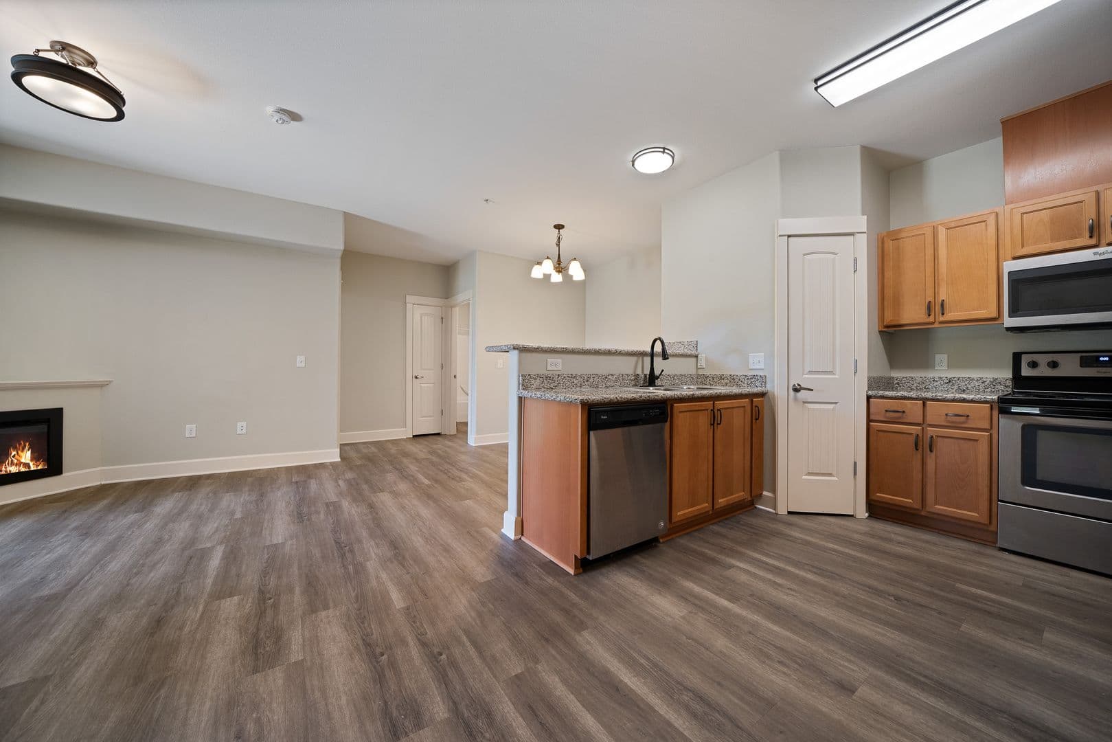 Gladstone Apartment: 18181 Webster Rd