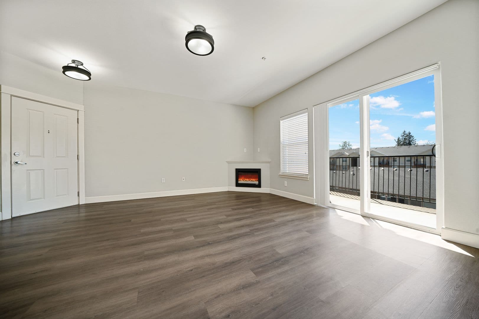 Gladstone Apartment: 18181 Webster Rd