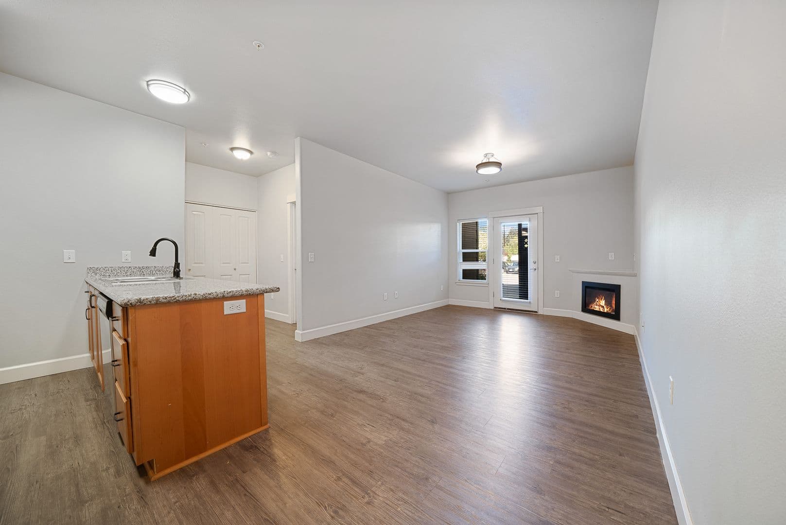 Gladstone Apartment: 18181 Webster Rd