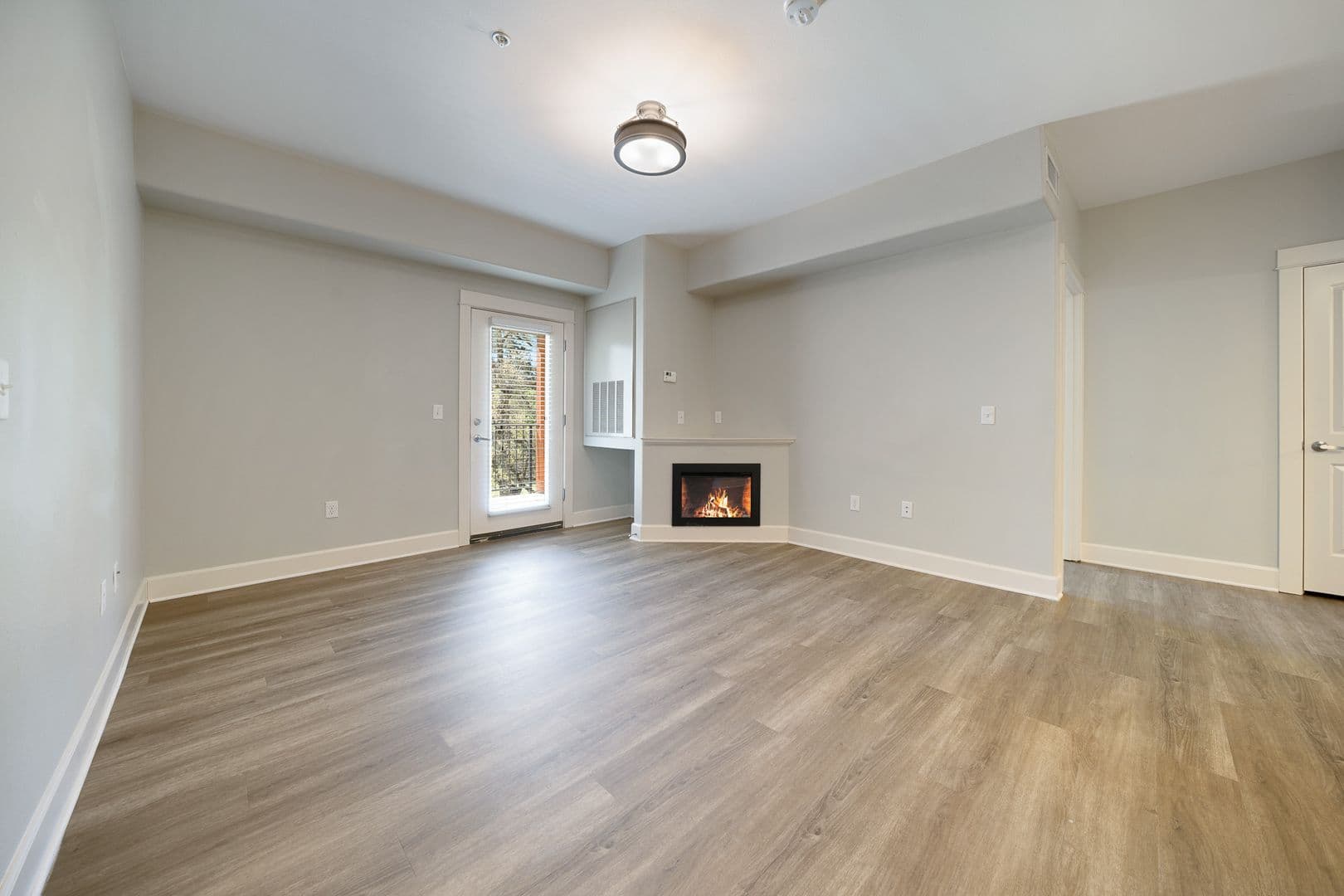 Gladstone Apartment: 18181 Webster Rd