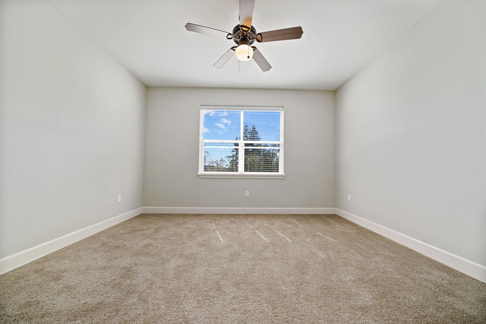 Gladstone Apartment: 18181 Webster Rd