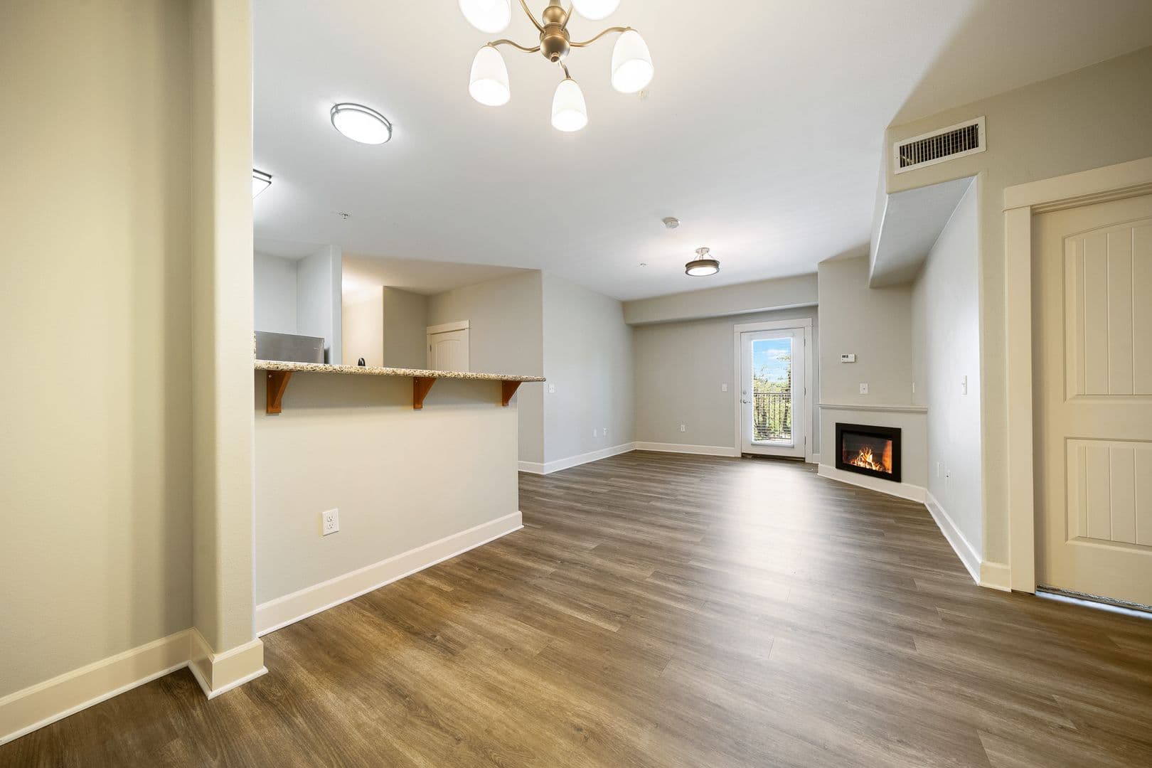 Gladstone Apartment: 18181 Webster Rd