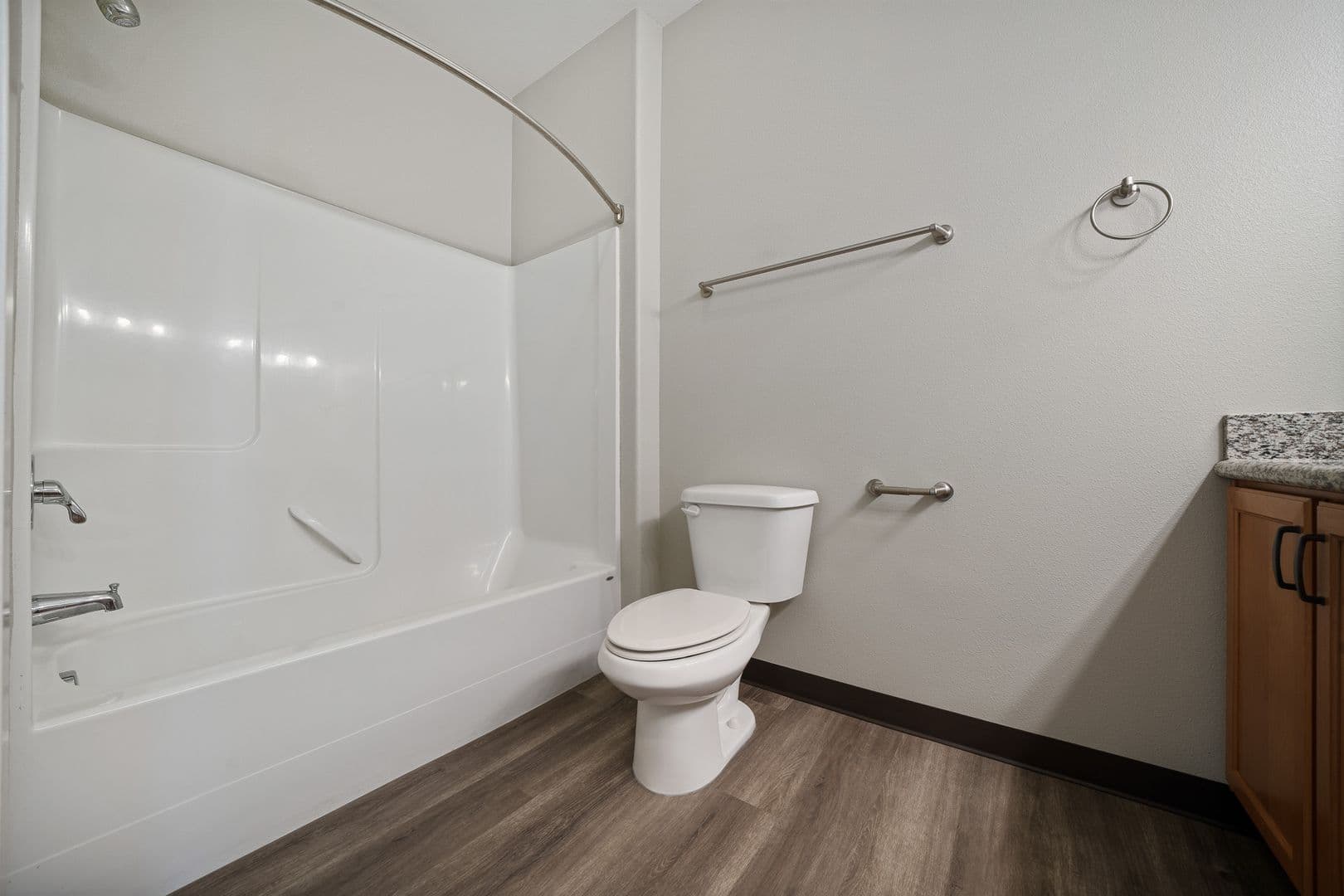 Gladstone Apartment: 18181 Webster Rd