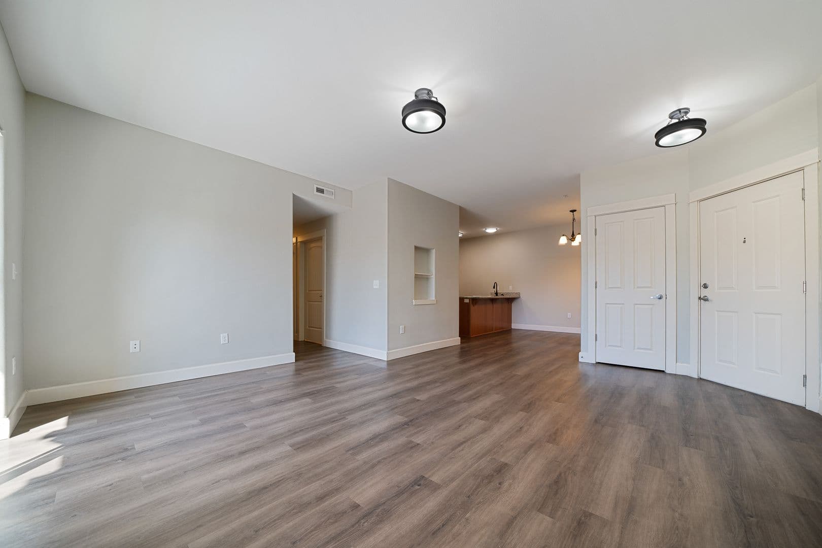 Gladstone Apartment: 18181 Webster Rd
