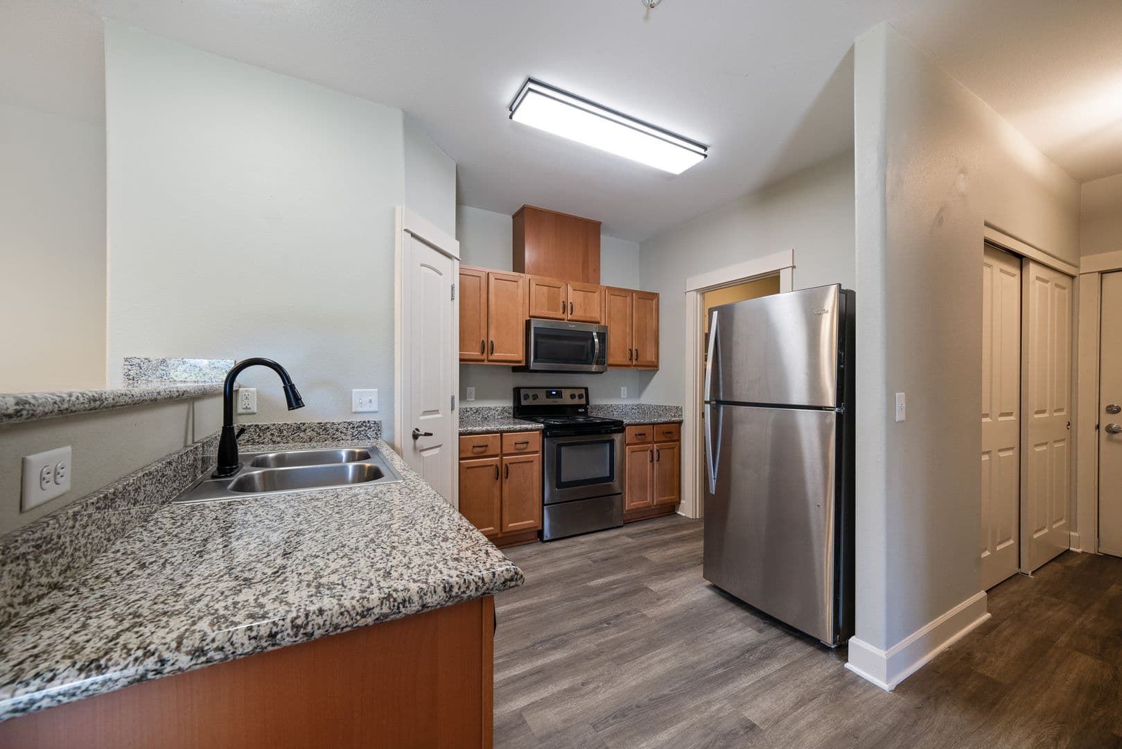 Gladstone Apartment: 18181 Webster Rd