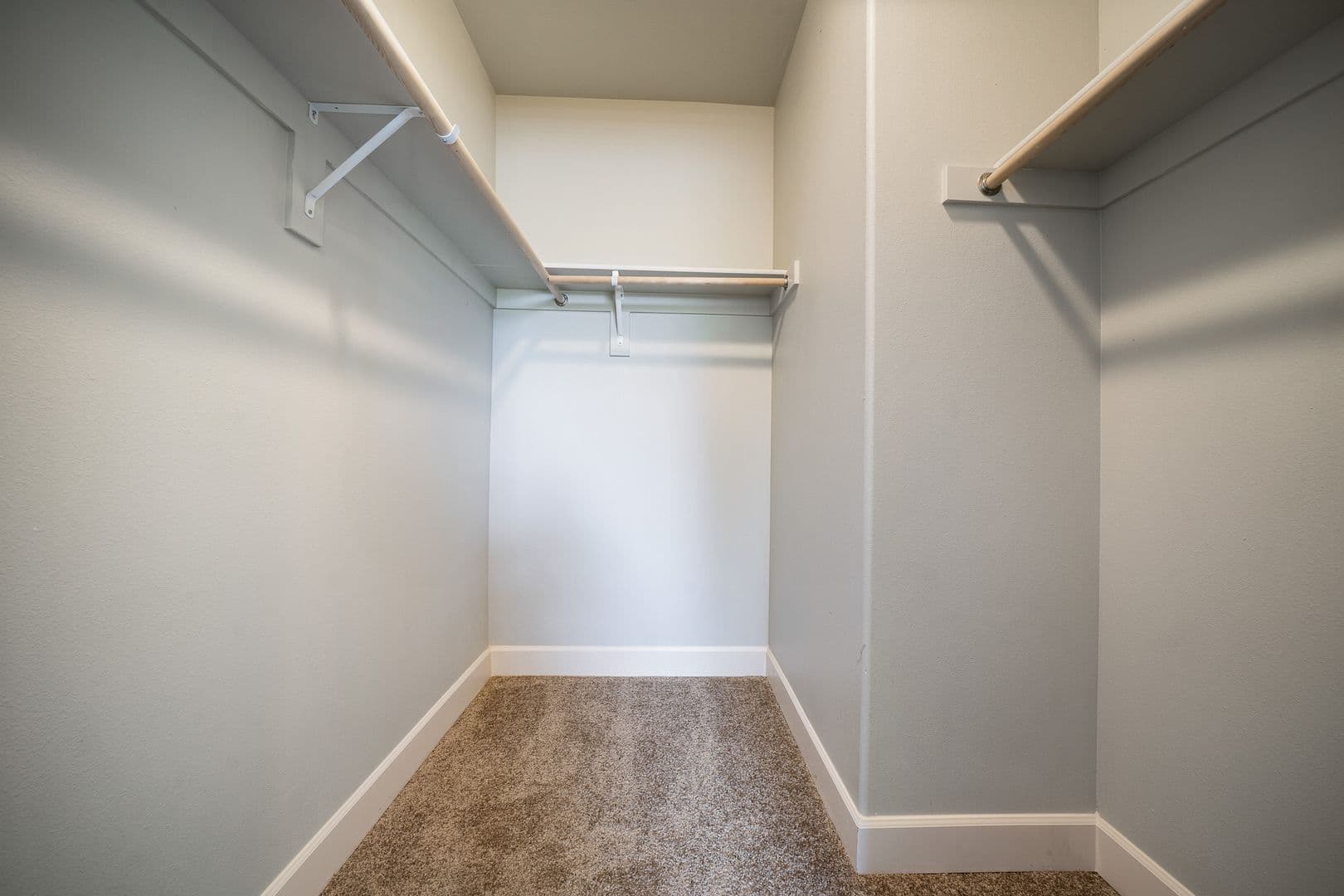 Gladstone Apartment: 18181 Webster Rd