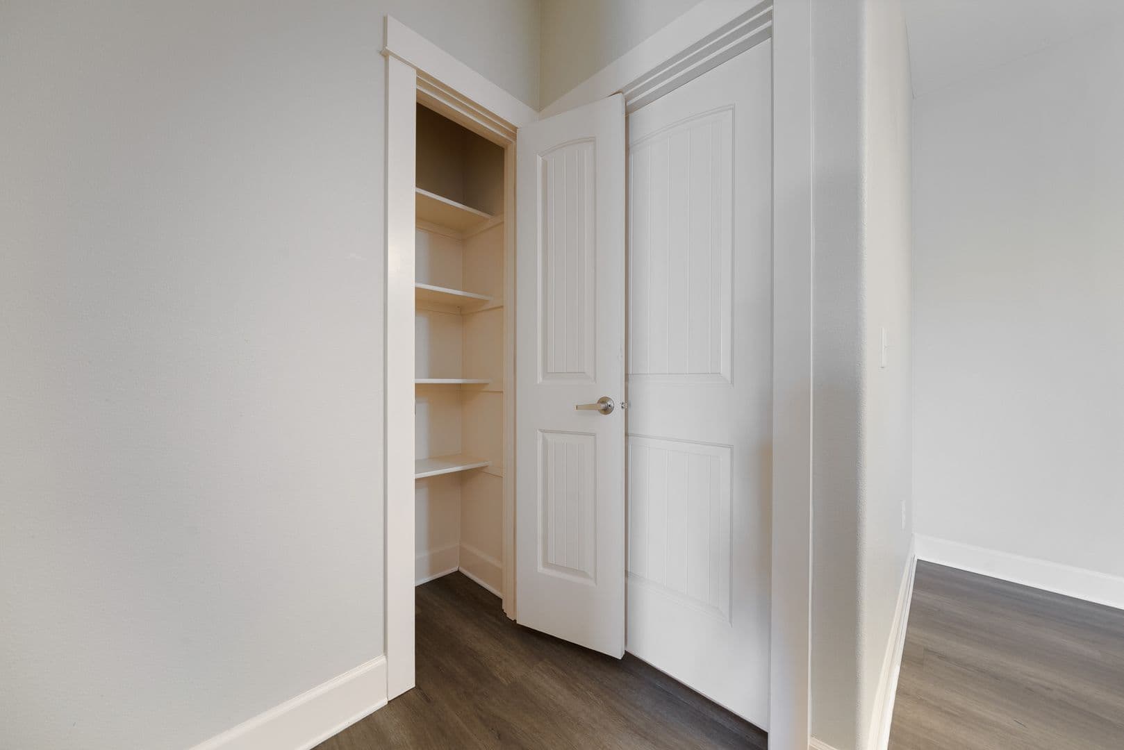 Gladstone Apartment: 18181 Webster Rd