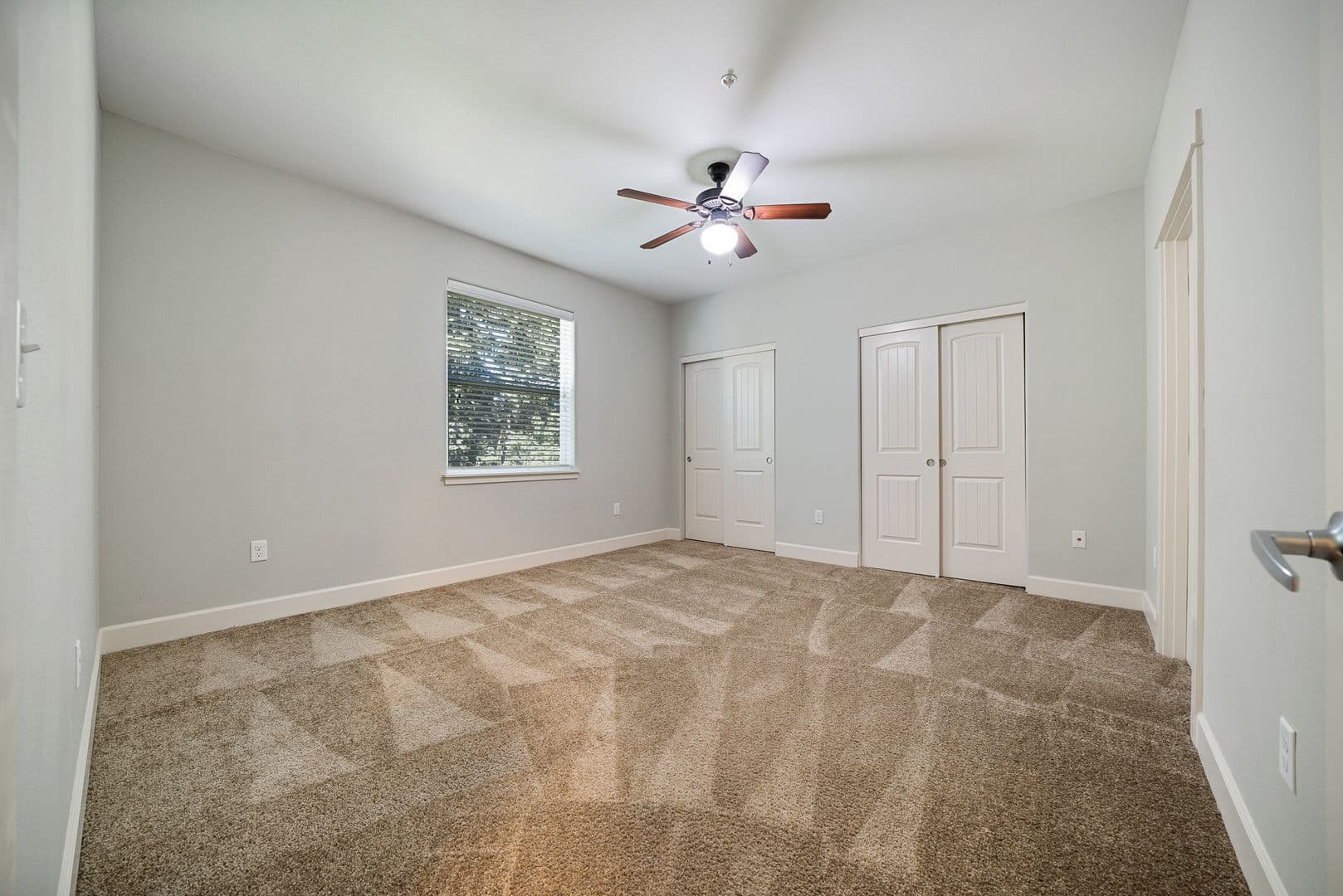 Gladstone Apartment: 18181 Webster Rd