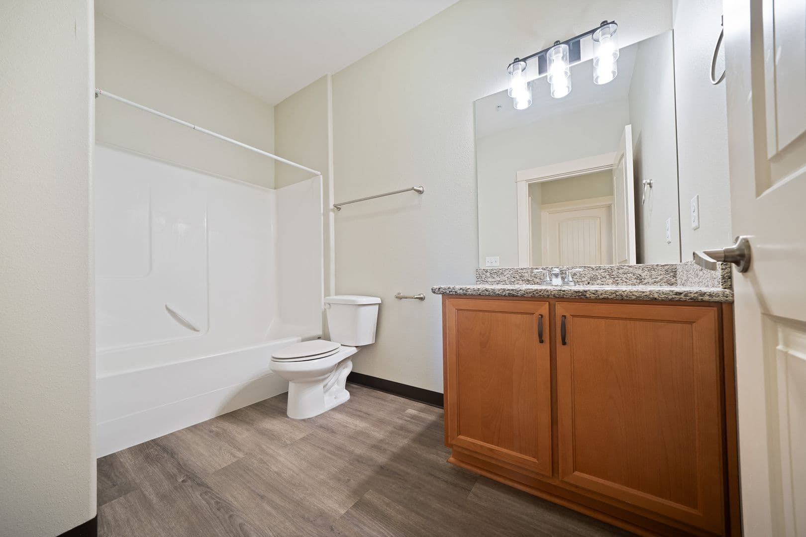Gladstone Apartment: 18181 Webster Rd