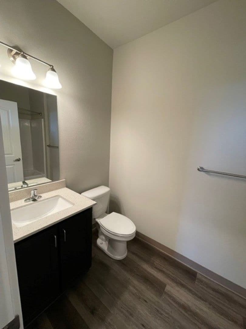 Madras Apartment: 1392 SE Yarrow Ave