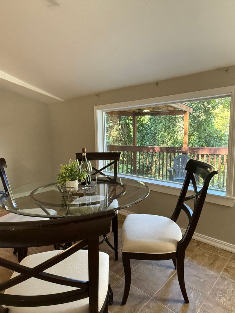 Rogue River Apartment: 454 Rogue River Hwy