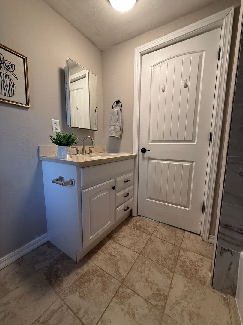 Rogue River Apartment: 454 Rogue River Hwy