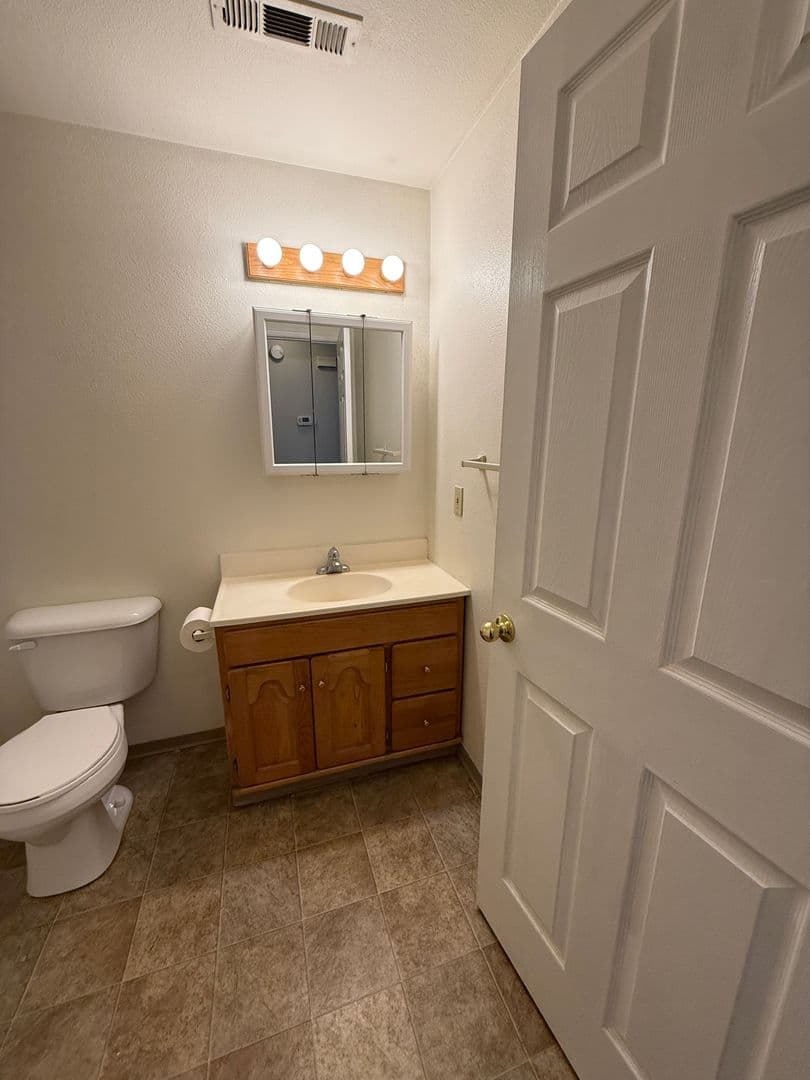 Medford Apartment: 1140 - 1150 W. Eighth St