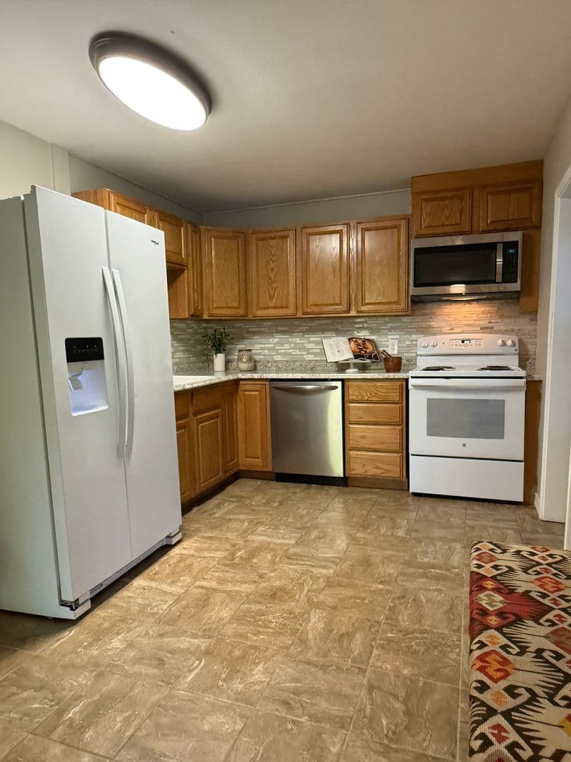 Rogue River Apartment: 454 Rogue River Hwy