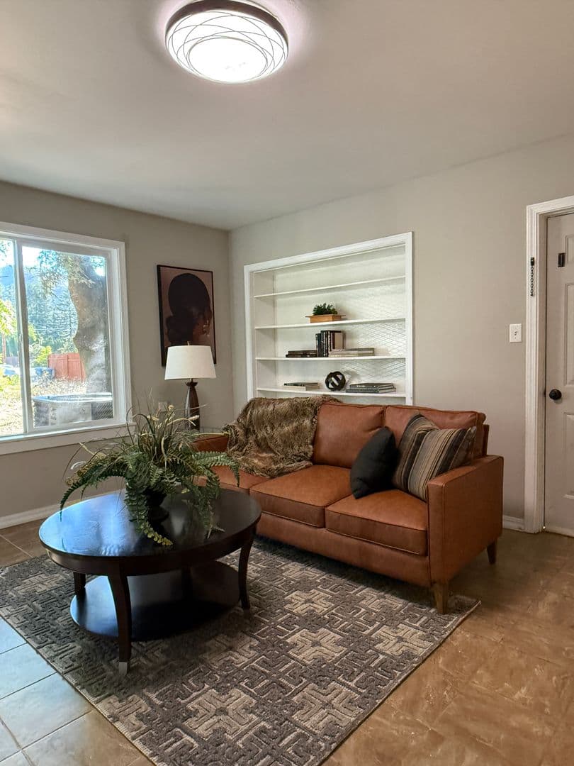 Rogue River Apartment: 454 Rogue River Hwy