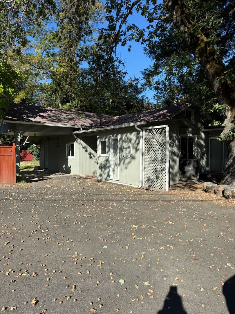 Rogue River Apartment: 454 Rogue River Hwy