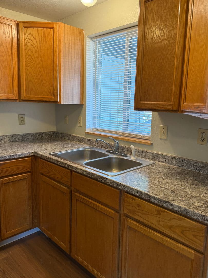 Medford Apartment: 1140 - 1150 W. Eighth St