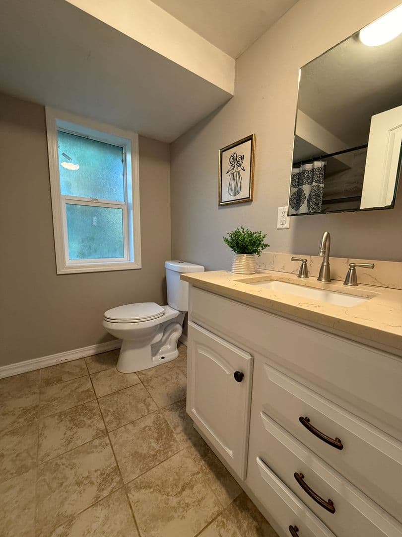 Rogue River Apartment: 454 Rogue River Hwy
