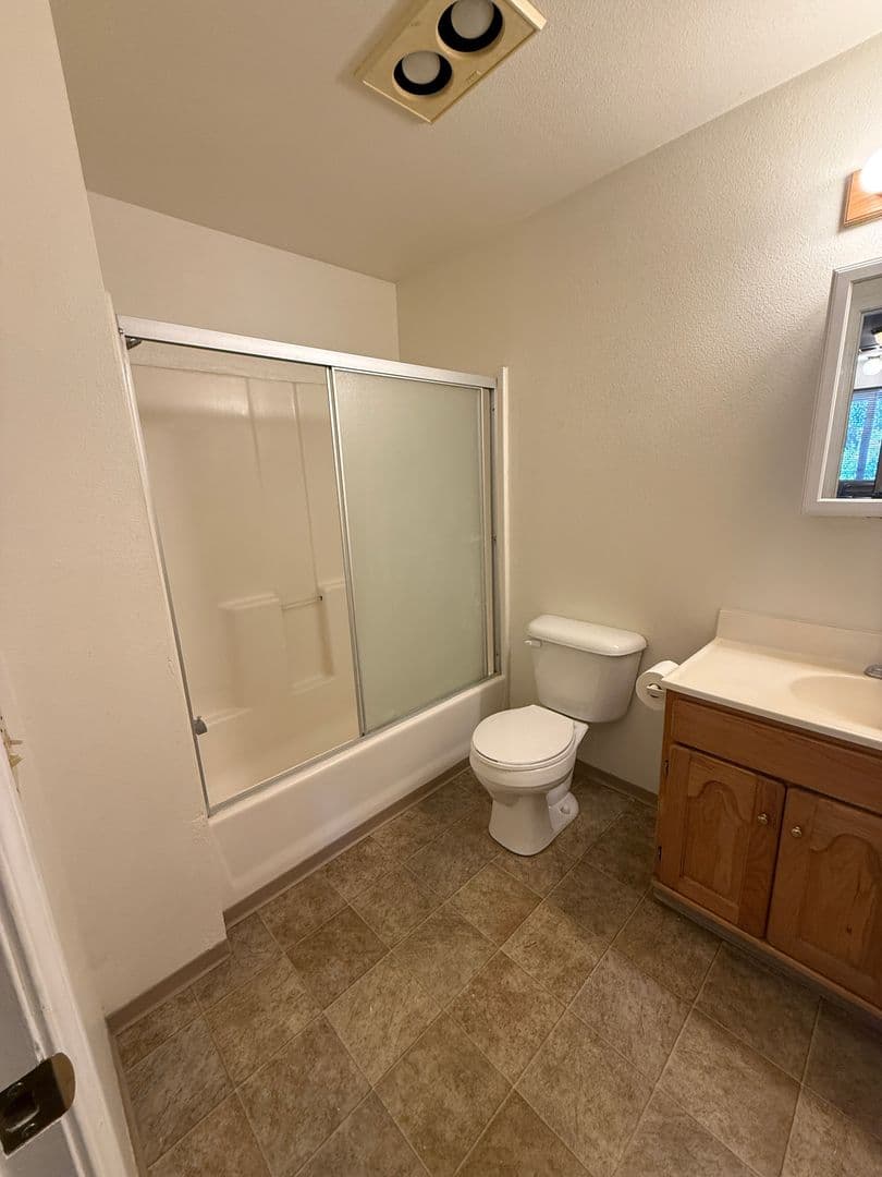 Medford Apartment: 1140 - 1150 W. Eighth St