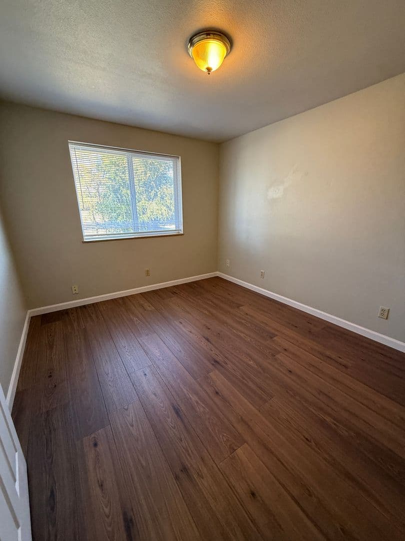 Medford Apartment: 1140 - 1150 W. Eighth St