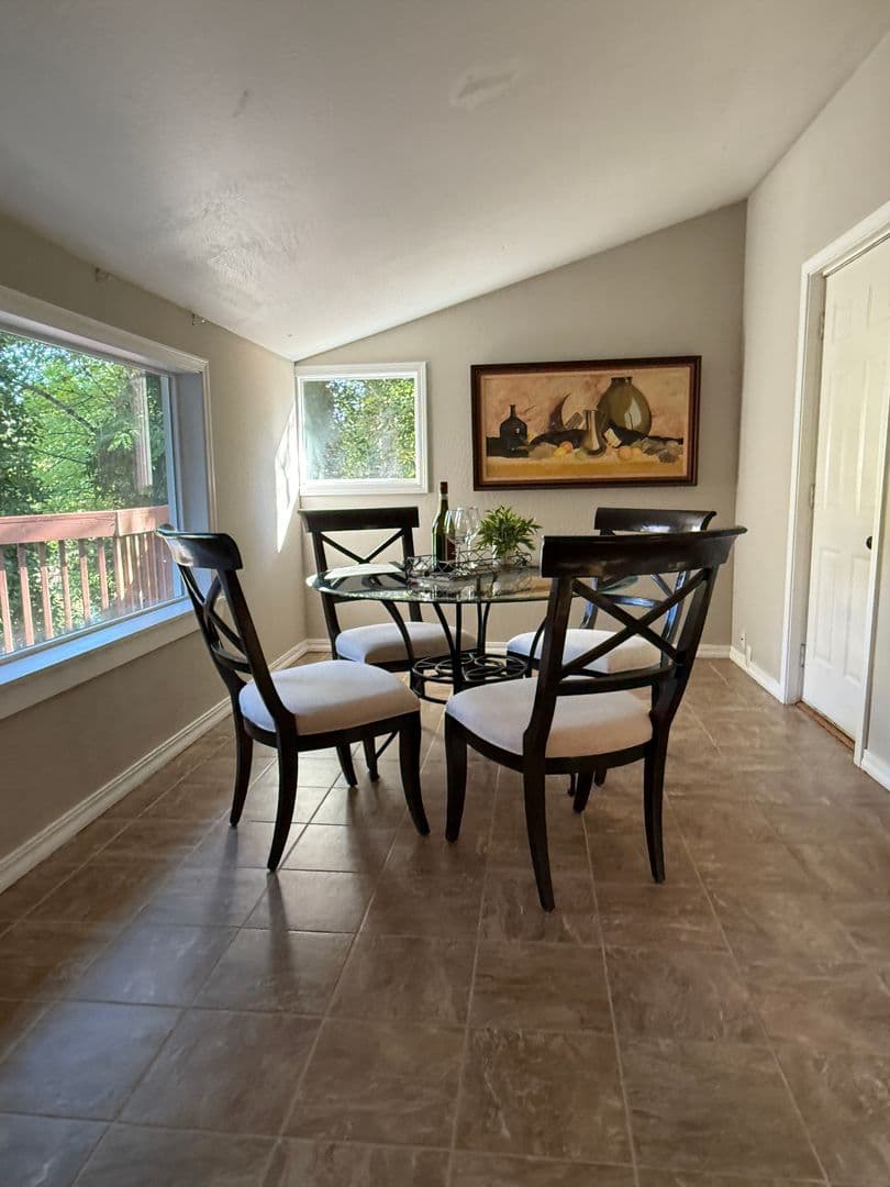 Rogue River Apartment: 454 Rogue River Hwy