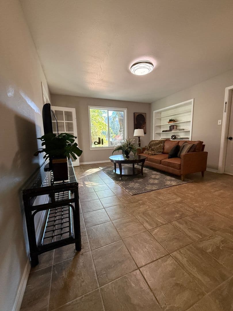 Rogue River Apartment: 454 Rogue River Hwy