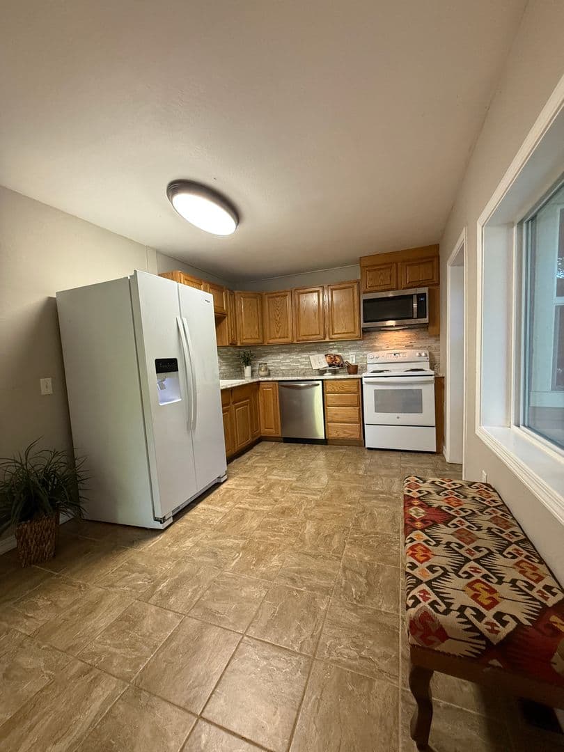 Rogue River Apartment: 454 Rogue River Hwy