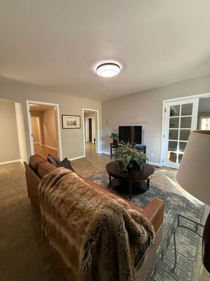 Rogue River Apartment: 454 Rogue River Hwy