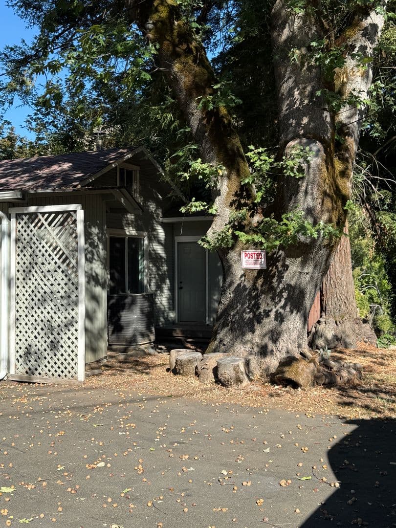 Rogue River Apartment: 454 Rogue River Hwy