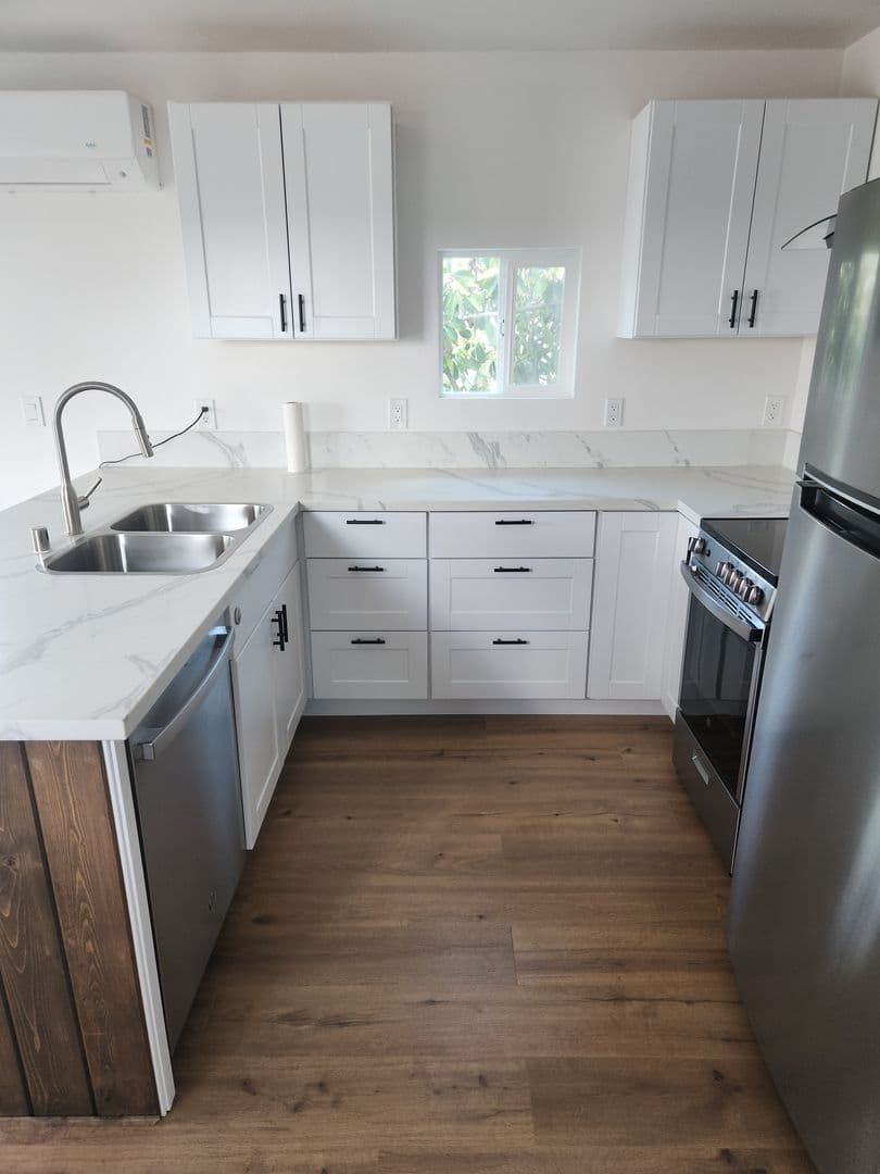San Diego House: 5092 Debby Dr