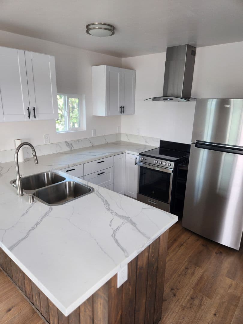 San Diego House: 5092 Debby Dr