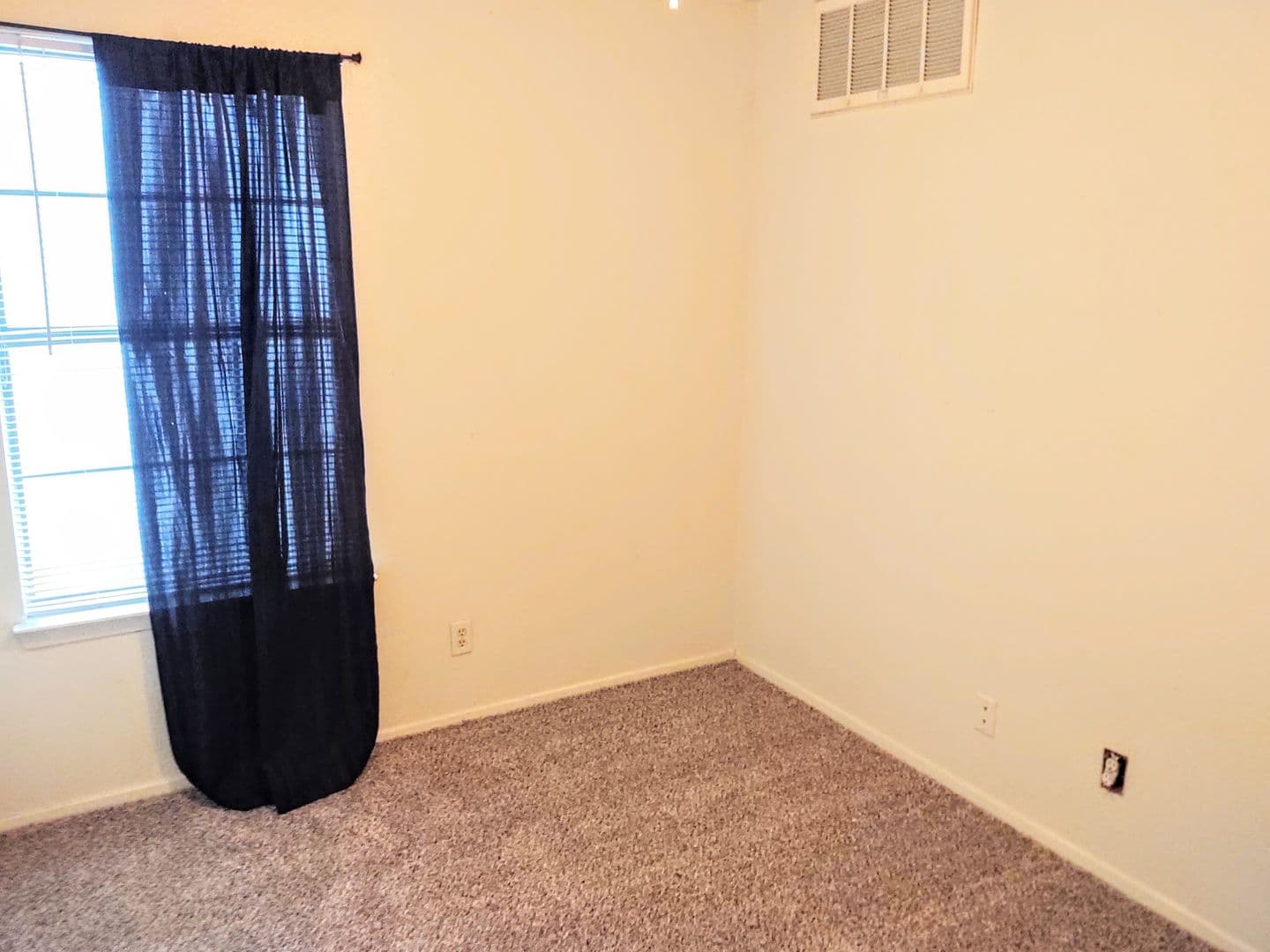 Denton Apartment: 606 W Collins St