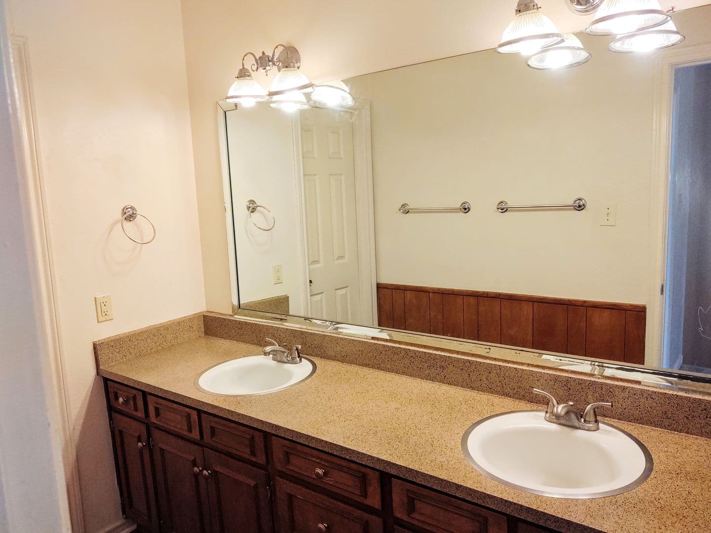 Denton Apartment: 2208 W Hickory St