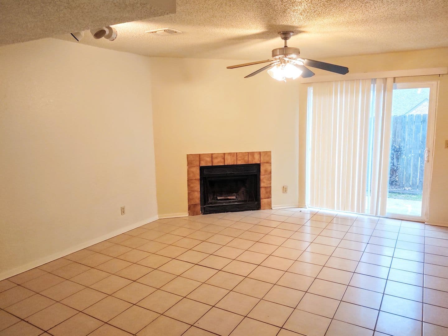 Denton Apartment: 606 W Collins St