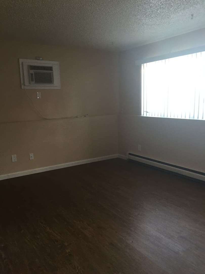 Laurel Apartment: 302 Cedar Avenue