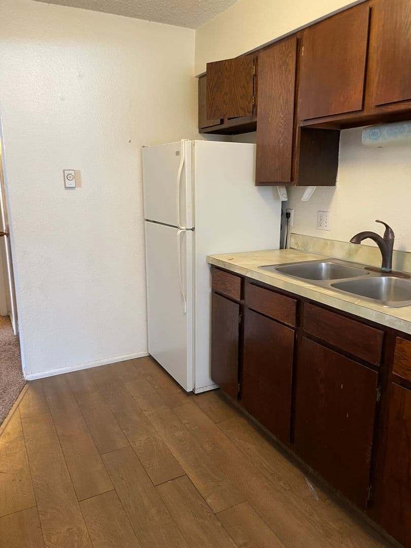 Laurel Apartment: 308 Cedar Avenue