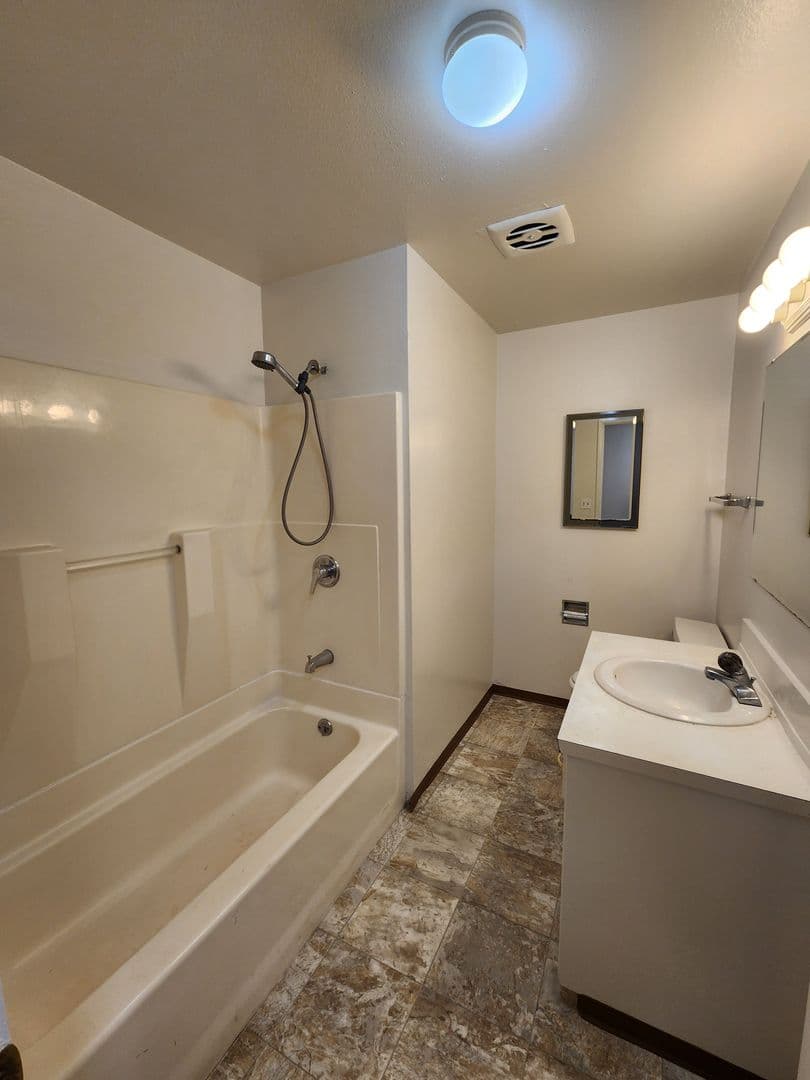 Yakima Apartment: 6104 W. Walnut